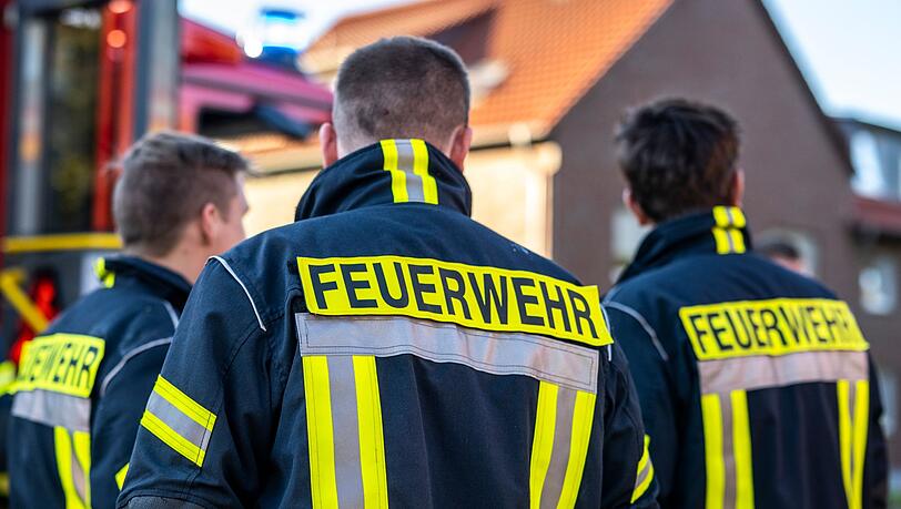Feuerwehrleute bargen die 61-Jährige - und ihre Katze. (Symbolbild)