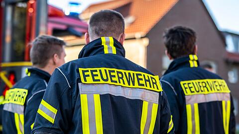 Feuerwehrleute bargen die 61-Jährige - und ihre Katze. (Symbolbild)