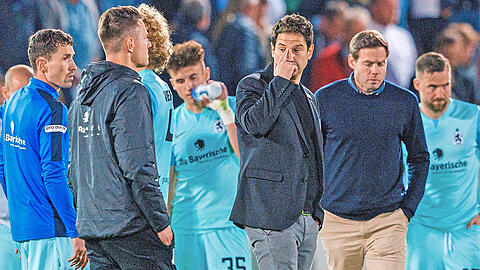 Bediente Giesinger: Die Löwen um Trainer Giannikis (3.v.r.) und Sportchef Werner (2.v.r.) stehen nach der Pleite in Haching bedröppelt auf dem Rasen. Foto: Oryk Haist/imago