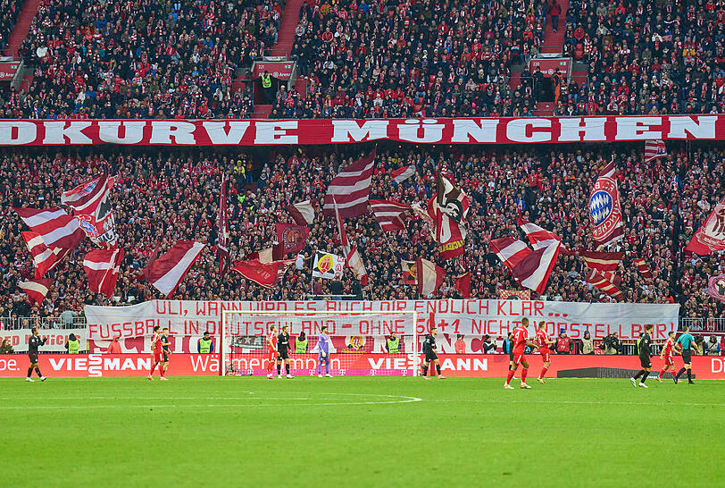 Protest gegen die Hoeneß-Aussagen: Die Bayern-Fans in der Südkurve.