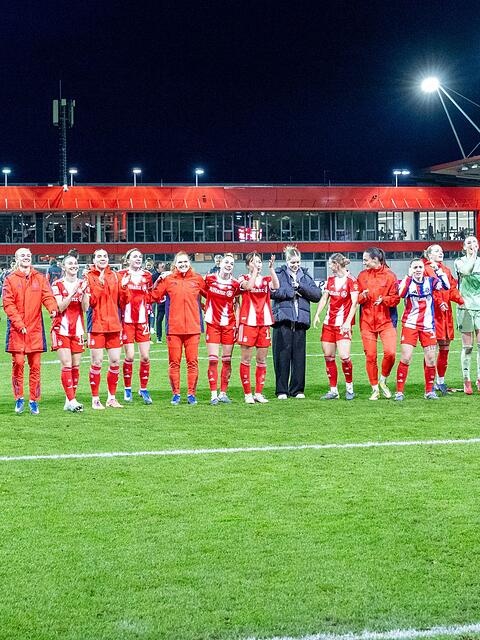 Die Bayern-Fu&szlig;ballerinnen jubeln - wohl bald auch wieder als Meister.