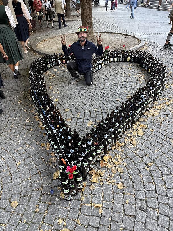 Julian (50) sorgt mit seiner kreativen Flaschen-Idee f&uuml;r schmunzelnde Gesichter bei den Passanten.