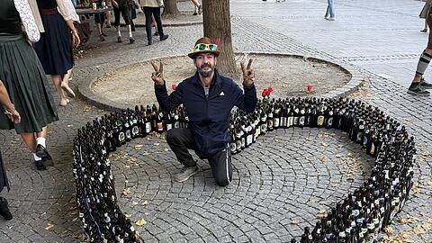 Julian (50) sorgt mit seiner kreativen Falschen-Idee f&uuml;r schmunzelnde Gesichter bei den Passanten.