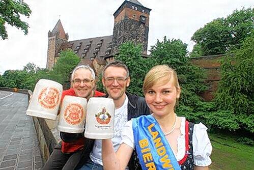 Die Fest-Organisatoren Gerhard Pickl (re.) und Udo Deppisch stoßen mit Landwehr Bräu-Bierkönigin Eva auf ein gelungenes Fest an.