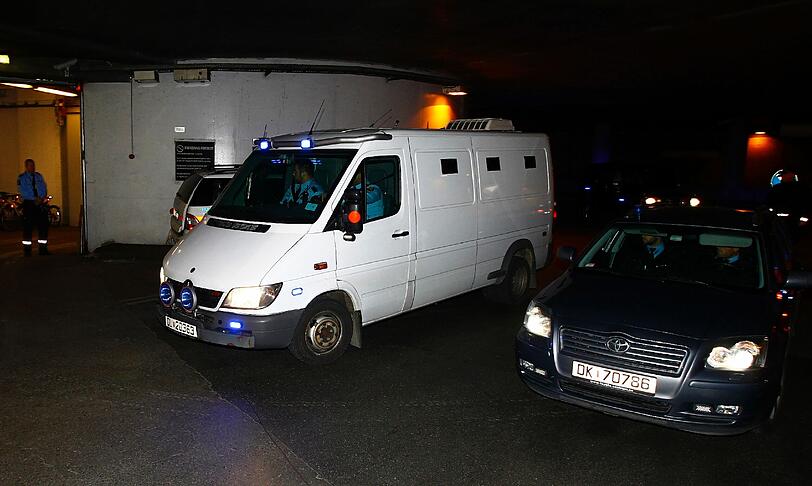 Während der Verhandlungen wurde der Massenmörder unter strengsten Sicherheitsvorkehrungen zum Gerichssaal gefahren.
