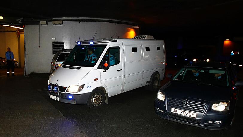 Während der Verhandlungen wurde der Massenmörder unter strengsten Sicherheitsvorkehrungen zum Gerichssaal gefahren. Während der Verhandlungen wurde der Massenmörder unter strengsten Sicherheitsvorkehrungen zum Gerichssaal gefahren.