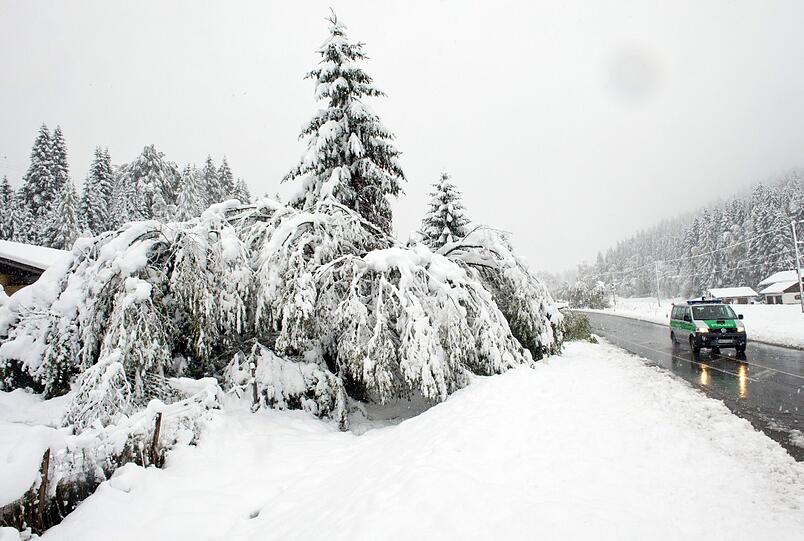 Ein Polizeifahrzeug kurvt durch die Winterlandschaft.