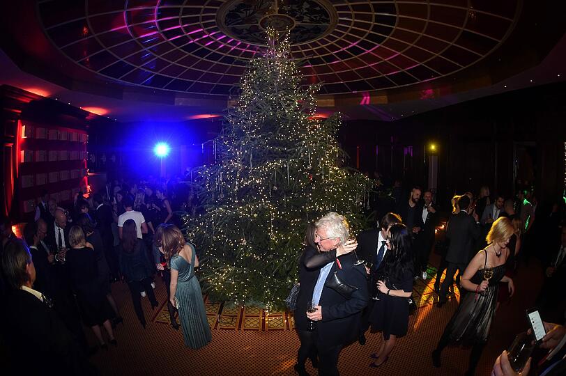 Der prachtvoll geschmückte Christbaum im Hotel "Vier Jahreszeiten"