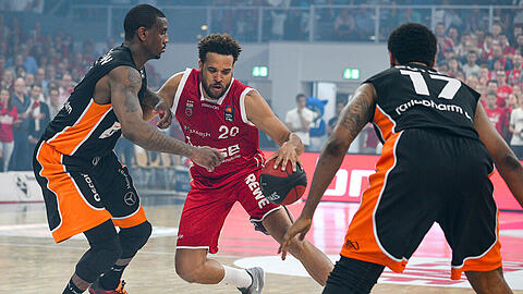 Bambergs Elias Harris (M) mit Ulms Raymar Morgan (l) und Ulms Da'Sean Butler in Aktion.