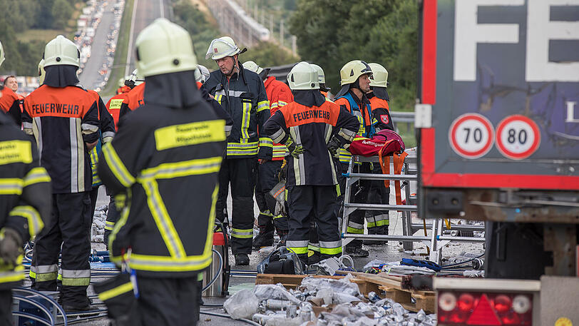 Die A9 ist ein einziges Schlachtfeld: Unzählige Bierdosen liegen nach dem Unfall auf der Fahrbahn verteilt. Beide Lkw-Fahrer kamen mit schwersten Verletzungen ins Krankenhaus.
