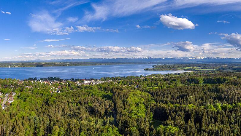 Der Starnberger See im Münchner Umland ist lediglich 25 km von der Landeshauptstadt entfernt. Der Starnberger See im Münchner Umland ist lediglich 25 km von der Landeshauptstadt entfernt.