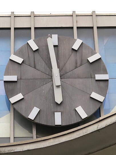 Die große Uhr am Hauptbahnhof ist offenbar stehen geblieben.