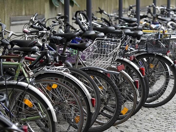 Fahrräder sind an einem Fahrrad-Stellplatz abgestellt.