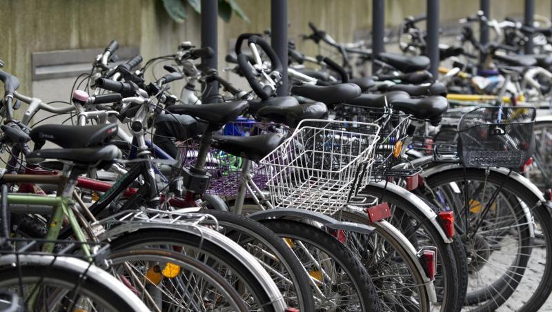 Fahrräder sind an einem Fahrrad-Stellplatz abgestellt. Fahrräder sind an einem Fahrrad-Stellplatz abgestellt.