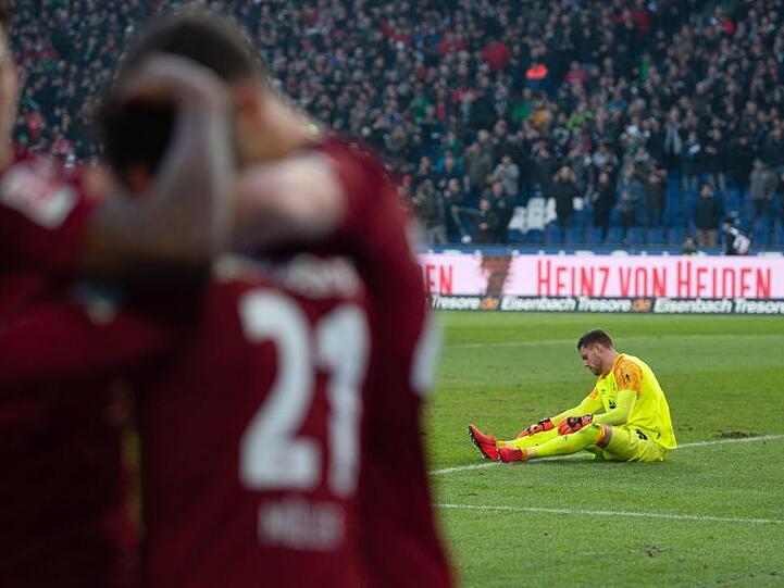 Nürnbergs Torwart Christian Mathenia sitzt nach der 0:2 in Hannover am Boden. Nach der Niederlage beschwört der Keeper den Team-Zusammenhalt.