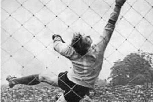 Gerry Neef kassiert im entscheidenden letzten Spiel der Aufstiegsrunde nach der Saison 1972/73 in Saarbrücken das 0:1.