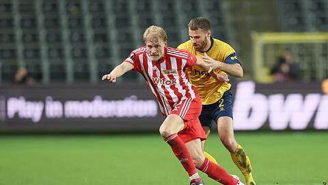 Berlins Morten Thorsby (l) und Unions Bart Nieuwkoop kämpfen um den Ball.