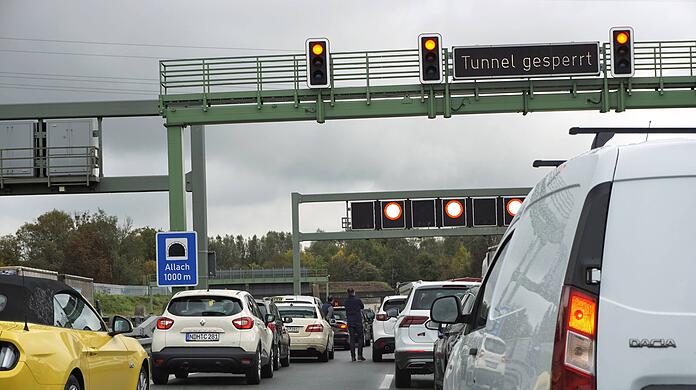 Nach einem Unfall auf der A99 wurden der Tunnel Allach und der Tunnel Aubing zeitweise voll gesperrt.