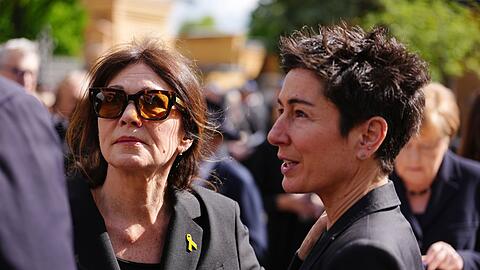 Auch Iris Berben und Dunja Hayali gehörten zu den Trauergästen.