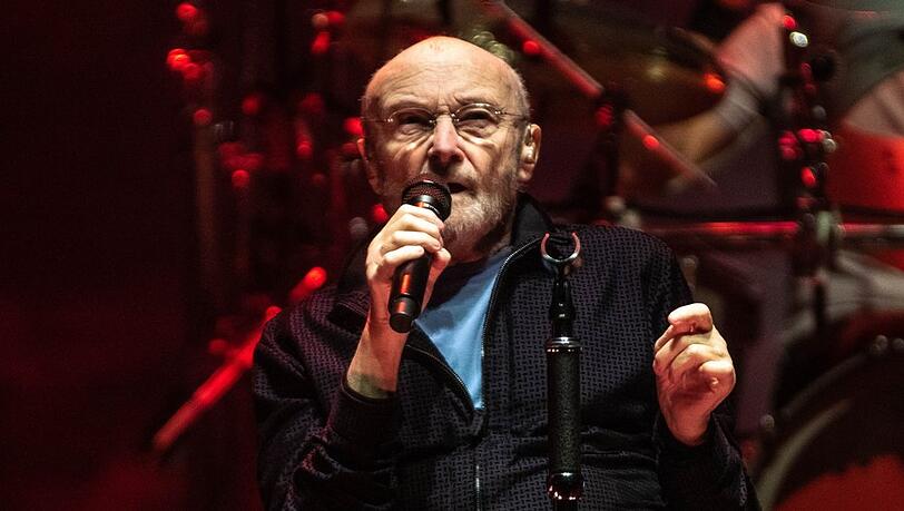 Phil Collins 2021 auf einer B&uuml;hne in London.