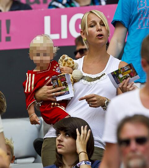 Bei jedem Spiel sitzt Luka (dreieinhalb Jahre alt) im Bayern-Trikot auf der Tribüne, winkt seinem Papa &ndash; der sucht vor und nach der Partie sowie nach Toren Blickkontakt zu seinen Liebsten, wirft Kusshändchen. &bdquo;Meine Familie und ich fühlen uns sehr wohl in München, ich will gerne noch lange beim FC Bayern bleiben&ldquo;, meinte Robben am Sonntag, &bdquo;warten wir mal, ob es ein schönes Angebot gibt.&ldquo;