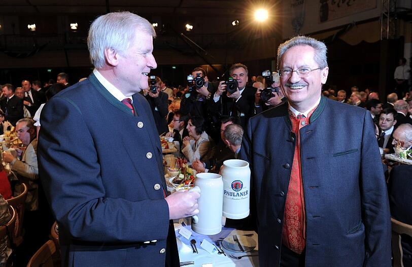 Prost! Der bayerische Ministerpräsident Horst Seehofer (CSU, l) und sein Herausforderer, der Münchner Oberbürgermeister Christian Ude (SPD)