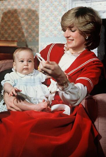 Lady Diana spielt mit ihrem kleinen William.
