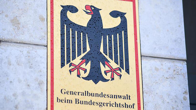 Dem Mann wird zur Last gelegt, zunächst Mitglied einer Kampfgruppe gewesen zu sein.
