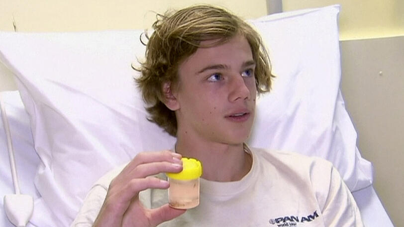 Der Schüler Sam Kanizay hält im Krankenhaus einen Behälter mit den kleinen rätslhaften Kreaturen.