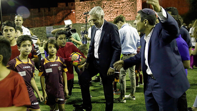 Carlo Ancelotti in Jerusalem beim Projekt "Assist for Peace". Am Rande der Veranstaltung äußerte sich der Trainer auch zu seiner Zukunft.