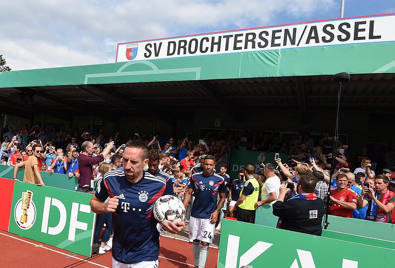 Der FC Bayern müht sich zu einem 1:0 Sieg gegen den Provinzclub SV Drochtersen.