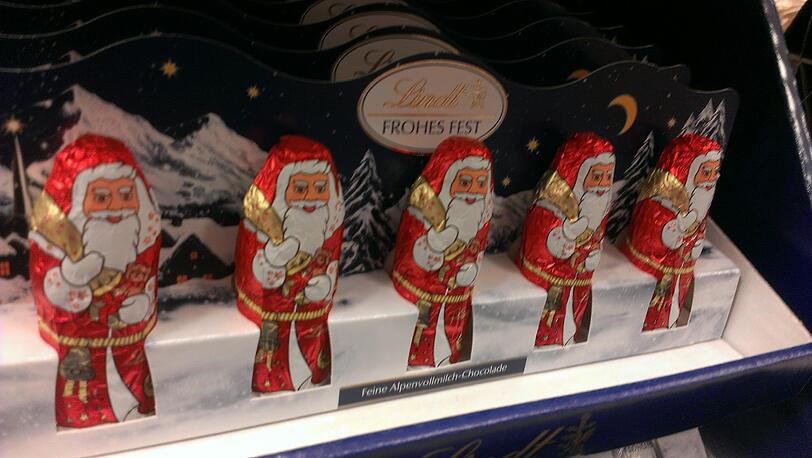 Widerstand zwecklos: Diese Weihnachtsmänner rücken in Kampfformation vor...