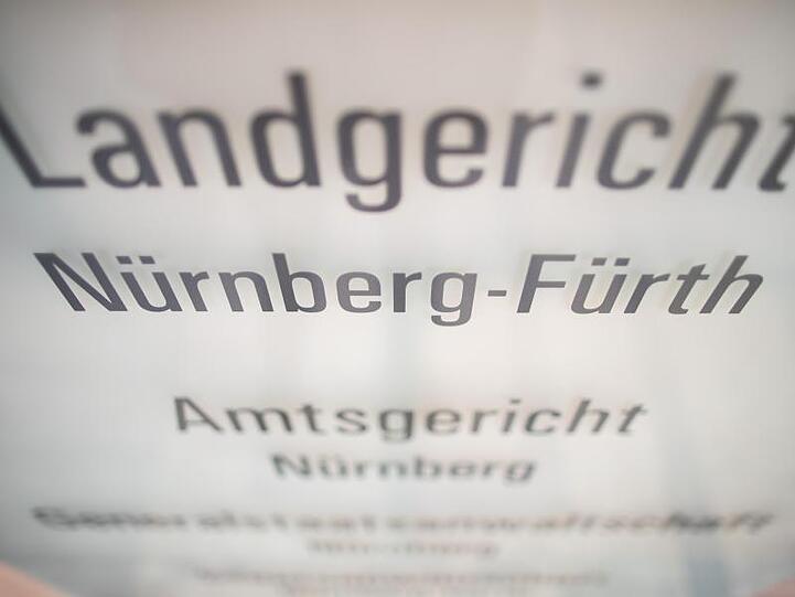 "Landgericht Nürnberg-Fürth" und "Amtsgericht Nürnberg" steht am Eingang des Gerichts-Gebäudes. Foto: Daniel Karmann/dpa