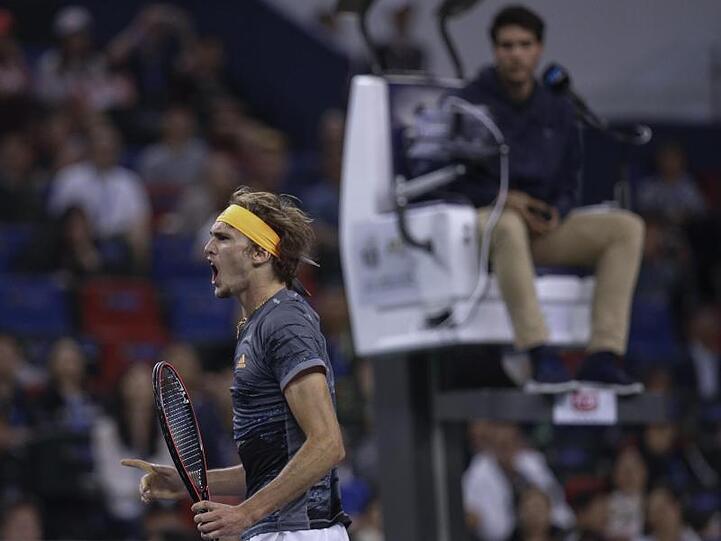 Alexander Zverev feiert seinen Sieg gegen Roger Federer.