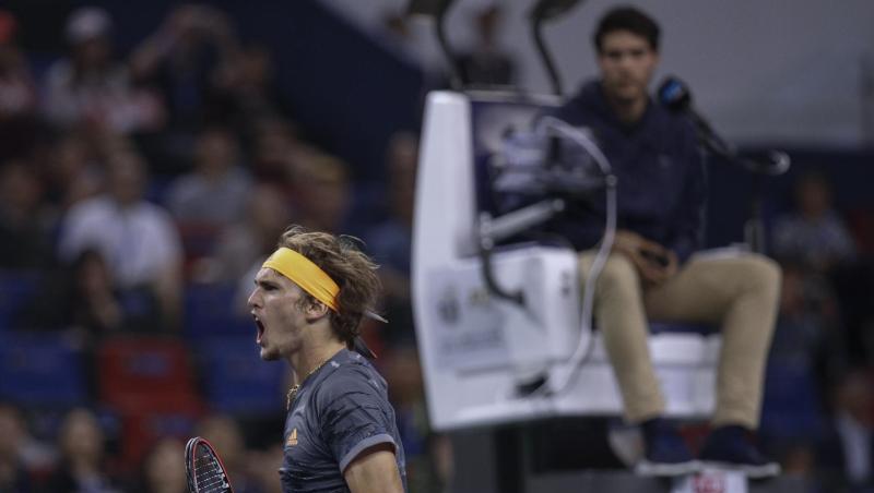 Alexander Zverev feiert seinen Sieg gegen Roger Federer.
