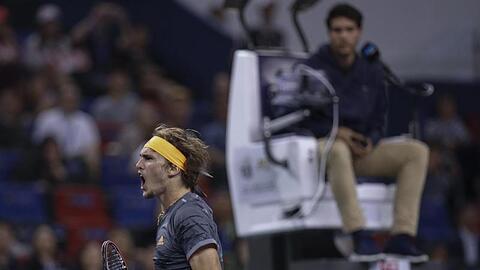 Alexander Zverev feiert seinen Sieg gegen Roger Federer.