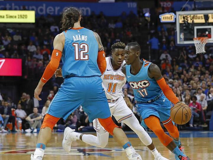Dennis Schröder (r) erzielte 15 Punkte für Oklahoma City.