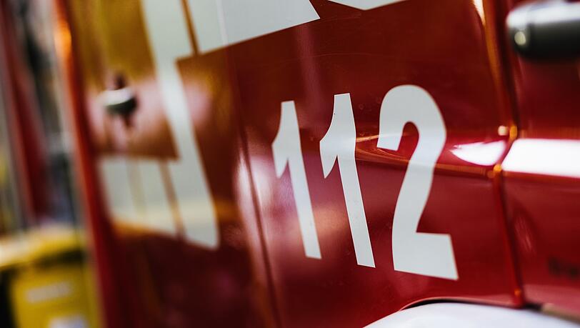 Die Feuerwehr in München fand nach einem Brand in einem Mehrfamilienhaus die Leiche einer Seniorin.