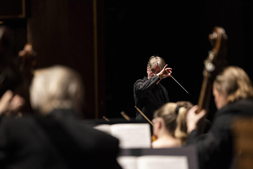 Der Dirigent Esa-Pekka Salonen in der Aufführung von Gustav Mahlers Symphonie Nr. 2 ("Auferstehung").