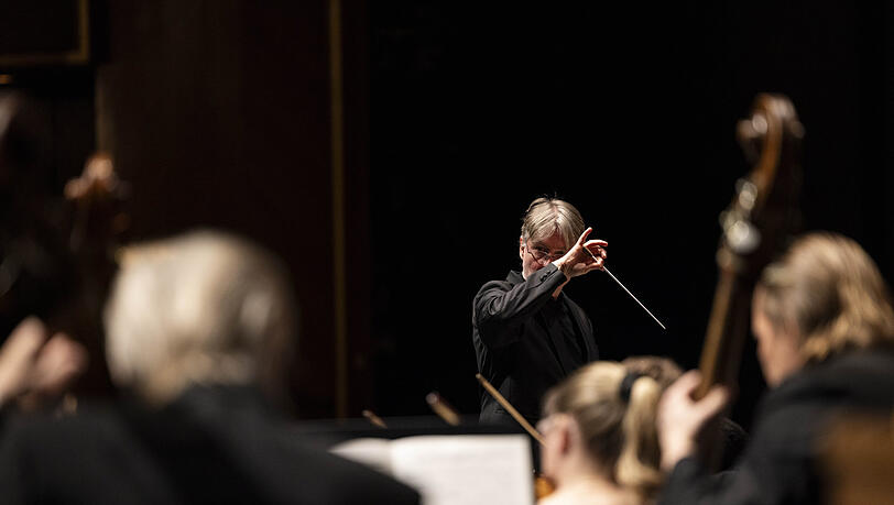 Der Dirigent Esa-Pekka Salonen in der Aufführung von Gustav Mahlers Symphonie Nr. 2 ("Auferstehung"). Der Dirigent Esa-Pekka Salonen in der Aufführung von Gustav Mahlers Symphonie Nr. 2 ("Auferstehung").
