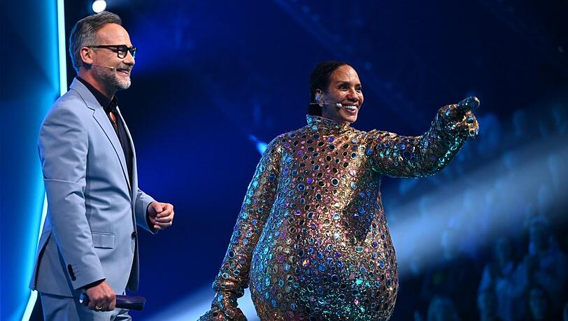 ProSieben hat auch ohne Smiley gut lachen: "The Masked Singer" holt Quotenerfolg. Barbara Becker wurde als Smiley enttarnt. ProSieben hat auch ohne Smiley gut lachen: "The Masked Singer" holt Quotenerfolg. Barbara Becker wurde als Smiley enttarnt.