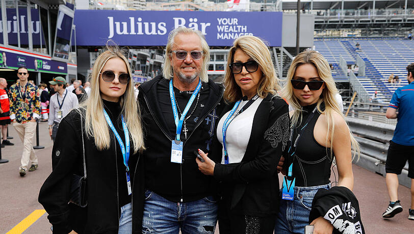 Robert Geiss ist genervt von seinen Töchtern Davina (l.) und Shania (r.). Robert Geiss ist genervt von seinen Töchtern Davina (l.) und Shania (r.).