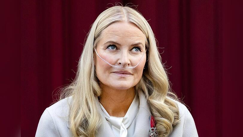 Am 17. Mai hatte sich Mette-Marit am norwegischen Nationalfeiertag mit Sauerstoffgerät gezeigt. Am 17. Mai hatte sich Mette-Marit am norwegischen Nationalfeiertag mit Sauerstoffgerät gezeigt.