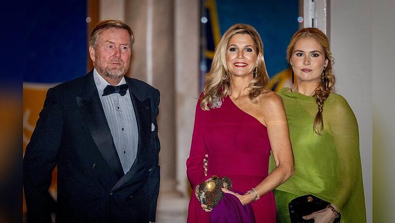 Königin Máxima und Prinzessin Amalia strahlen beim Galadinner neben König Willem-Alexander. Königin Máxima und Prinzessin Amalia strahlen beim Galadinner neben König Willem-Alexander.