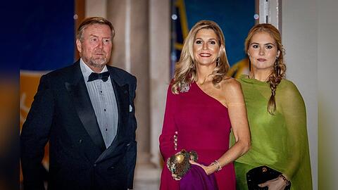 K&ouml;nigin M&aacute;xima und Prinzessin Amalia strahlen beim Galadinner neben K&ouml;nig Willem-Alexander.