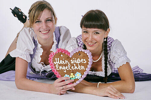 Die brünette Kristina (24) und die blonde Sandra (19) freuen sich schon auf die zweite Charivari Trachten-Nacht am 11. September im Nürnberger &bdquo;Bratwurst Röslein&ldquo; am Rathausplatz.