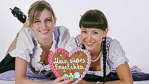 Die brünette Kristina (24) und die blonde Sandra (19) freuen sich schon auf die zweite Charivari Trachten-Nacht am 11. September im Nürnberger &bdquo;Bratwurst Röslein&ldquo; am Rathausplatz.