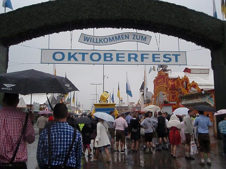 Trotz Sauwetter und Regen warten bereits viele Wiesngänger auf den Wiesnanstich. Der Kampf um den Platz im Bierzelt beginnt schon am frühen Morgen. Die ersten Bilder.