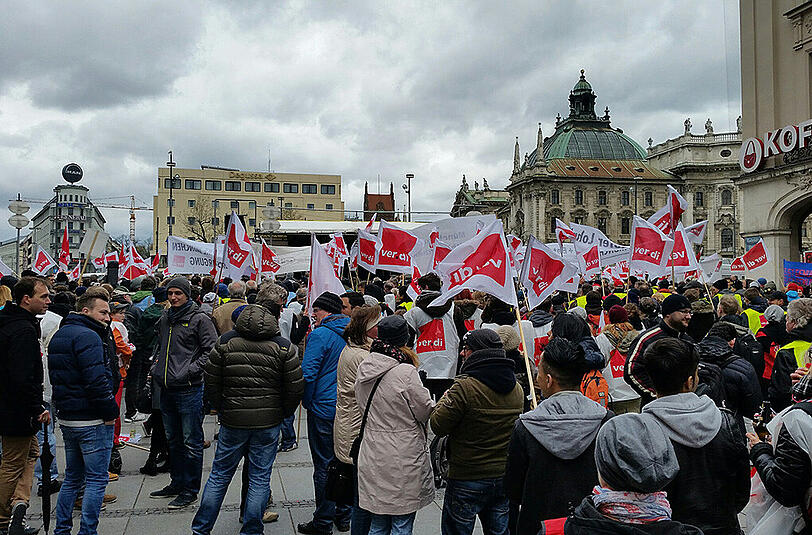 Laut Verdi beteiligten sich rund 2500 Menschen an der zentralen Kundgebung am Marienplatz.