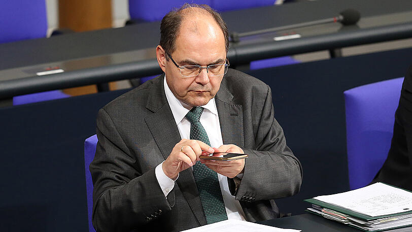 Der umstrittene Landwirtschafts- und Verkehrsminister Christian Schmidt will in der Bundesregierung bleiben.